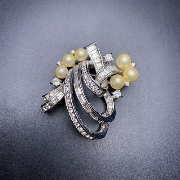 Pennino Brooch Pin Faux Pearl Baguette Clear Rhinestone Channel Set Vintage - Picture 2 of 7